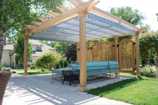 Retractable Awnings vs. Retractable Canopies